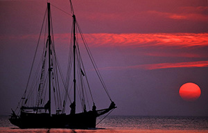 Bootssilhouette im Sonnenuntergang - Dirk Fellert