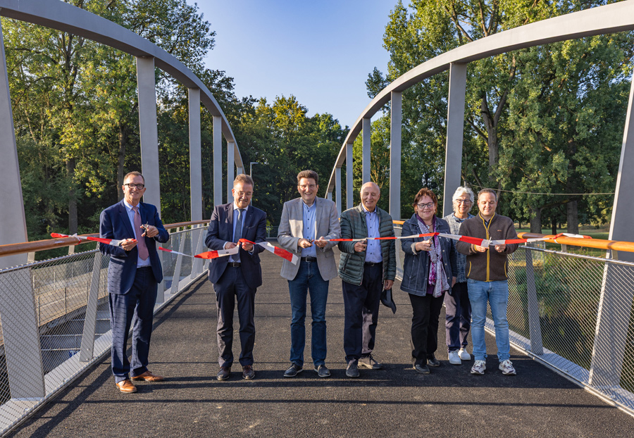 die VIPs geben die Brücke frei